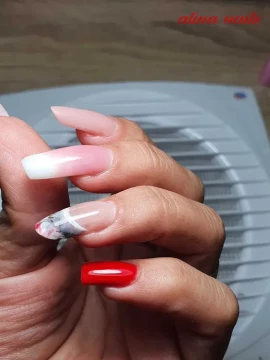 Realizez unghii cu gel